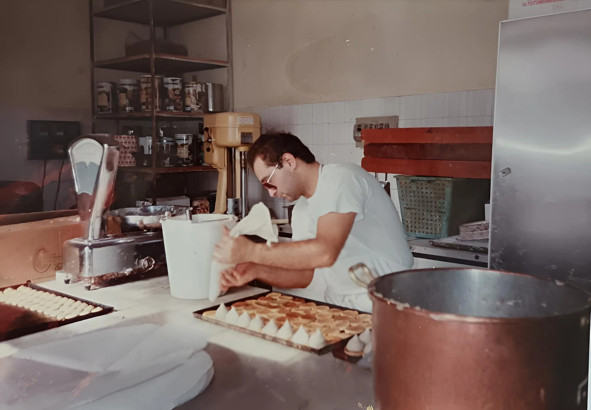 Foto storica del Bar Girlando, pasticceria artigianale ad Avola fondata nel 1973